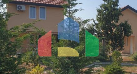 Продаются 3 дома с большим благоустроенным участком и с бассейном. Загора.