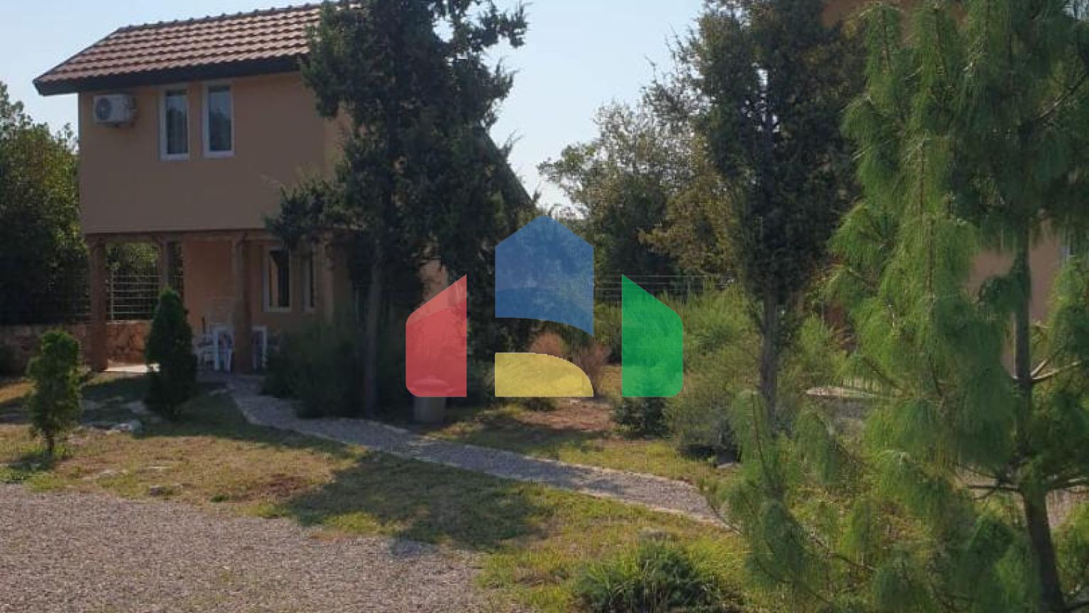 Продаются 3 дома с большим благоустроенным участком и с бассейном. Загора.