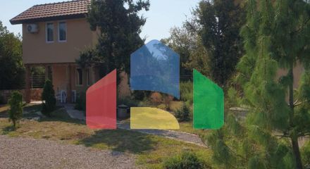 Продаются 3 дома с большим благоустроенным участком и с бассейном. Загора.