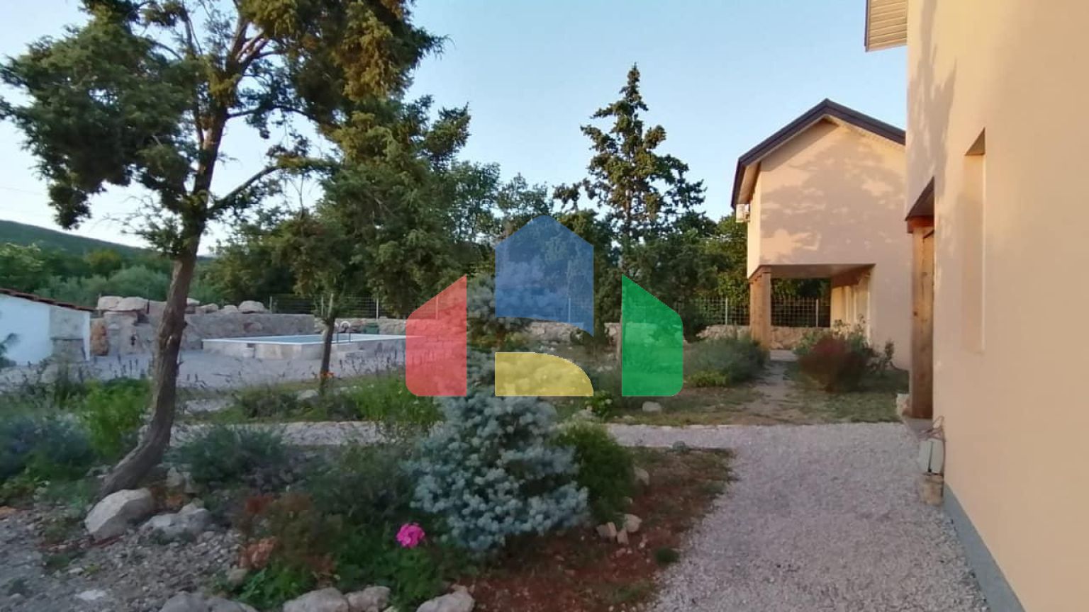 Продаются 3 дома с большим благоустроенным участком и с бассейном. Загора.