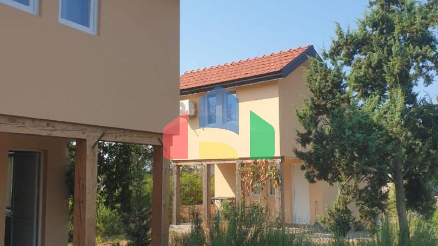 Продаются 3 дома с большим благоустроенным участком и с бассейном. Загора.