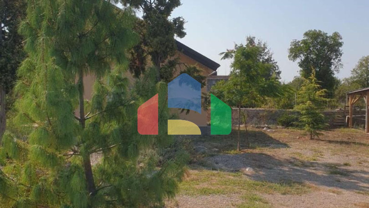 Продаются 3 дома с большим благоустроенным участком и с бассейном. Загора.