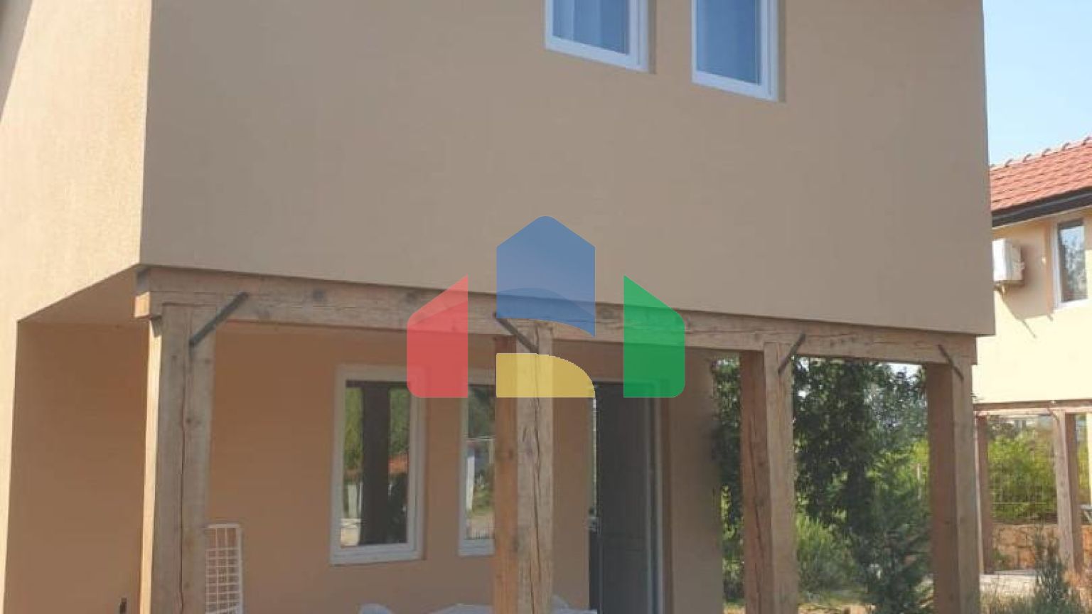 Продаются 3 дома с большим благоустроенным участком и с бассейном. Загора.