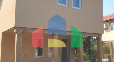 Продаются 3 дома с большим благоустроенным участком и с бассейном. Загора.