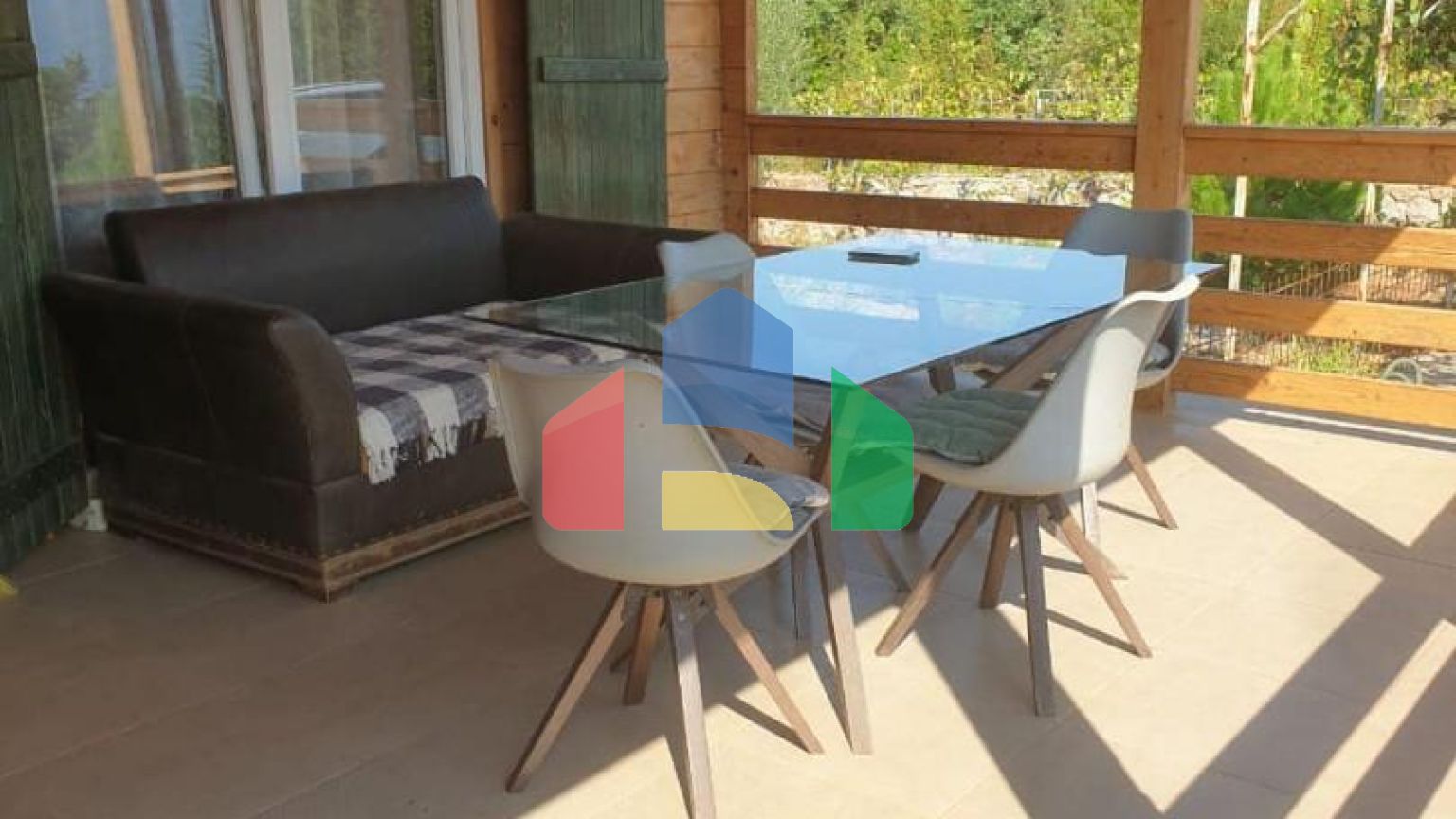 Продаются 3 дома с большим благоустроенным участком и с бассейном. Загора.