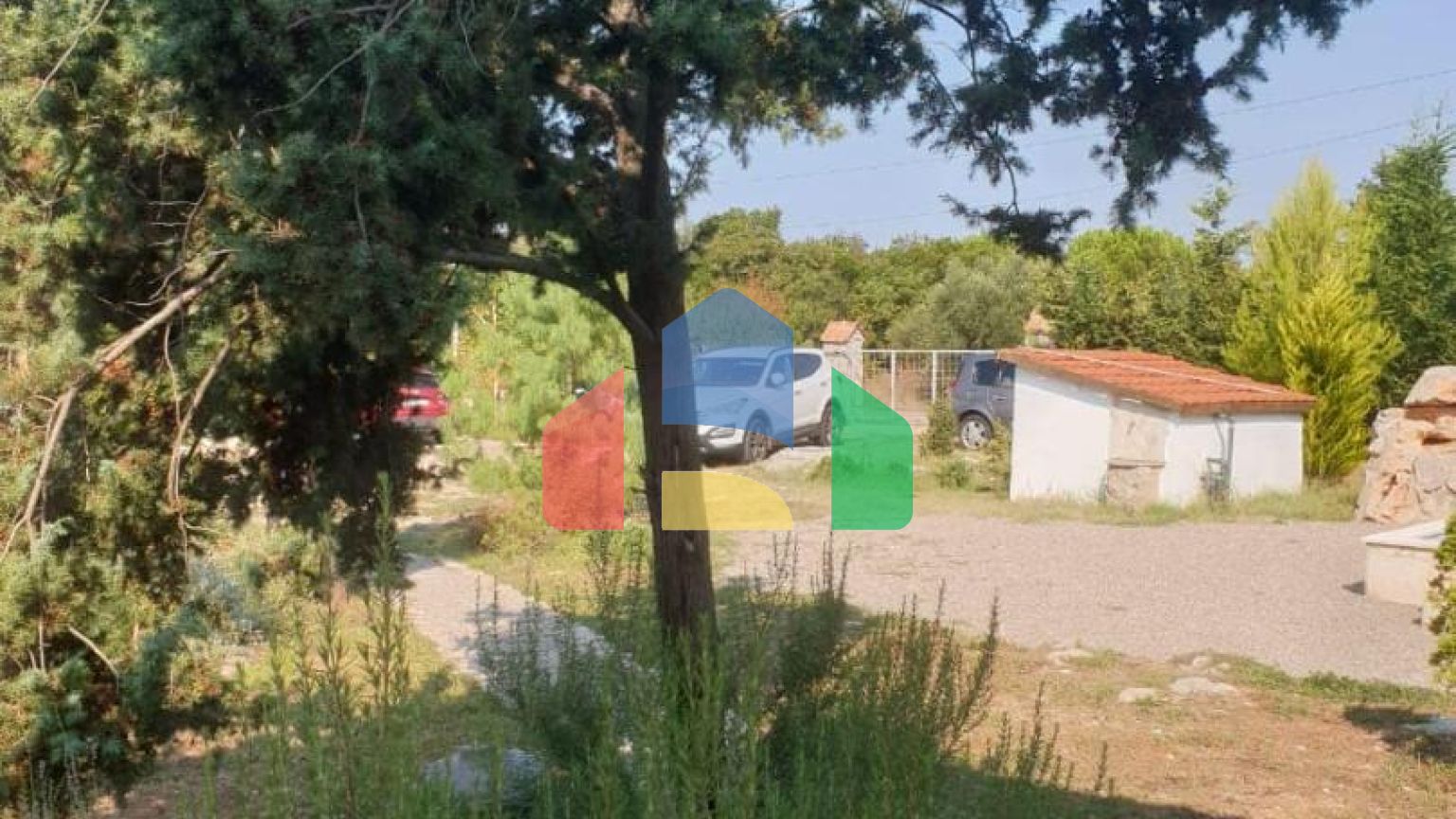 Продаются 3 дома с большим благоустроенным участком и с бассейном. Загора.