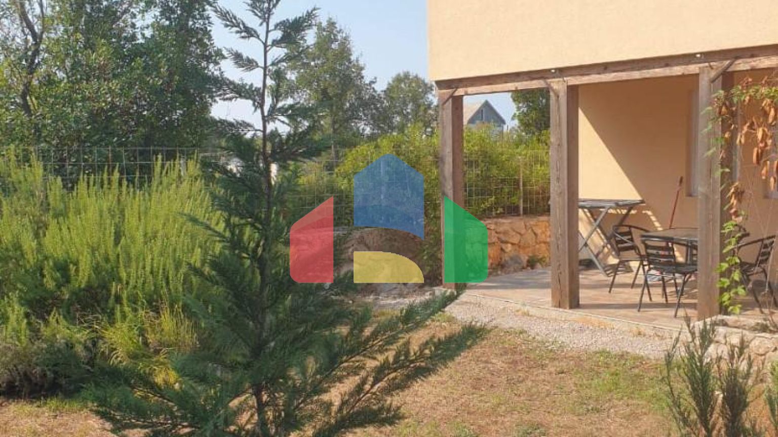 Продаются 3 дома с большим благоустроенным участком и с бассейном. Загора.