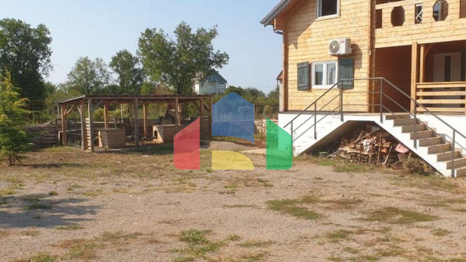 Продаются 3 дома с большим благоустроенным участком и с бассейном. Загора.