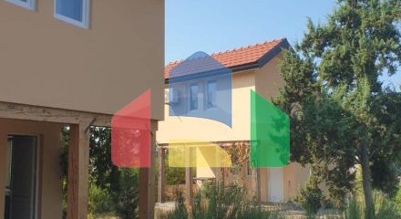 Продаются 3 дома с большим благоустроенным участком и с бассейном. Загора.