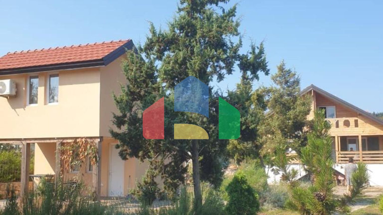 Продаются 3 дома с большим благоустроенным участком и с бассейном. Загора.