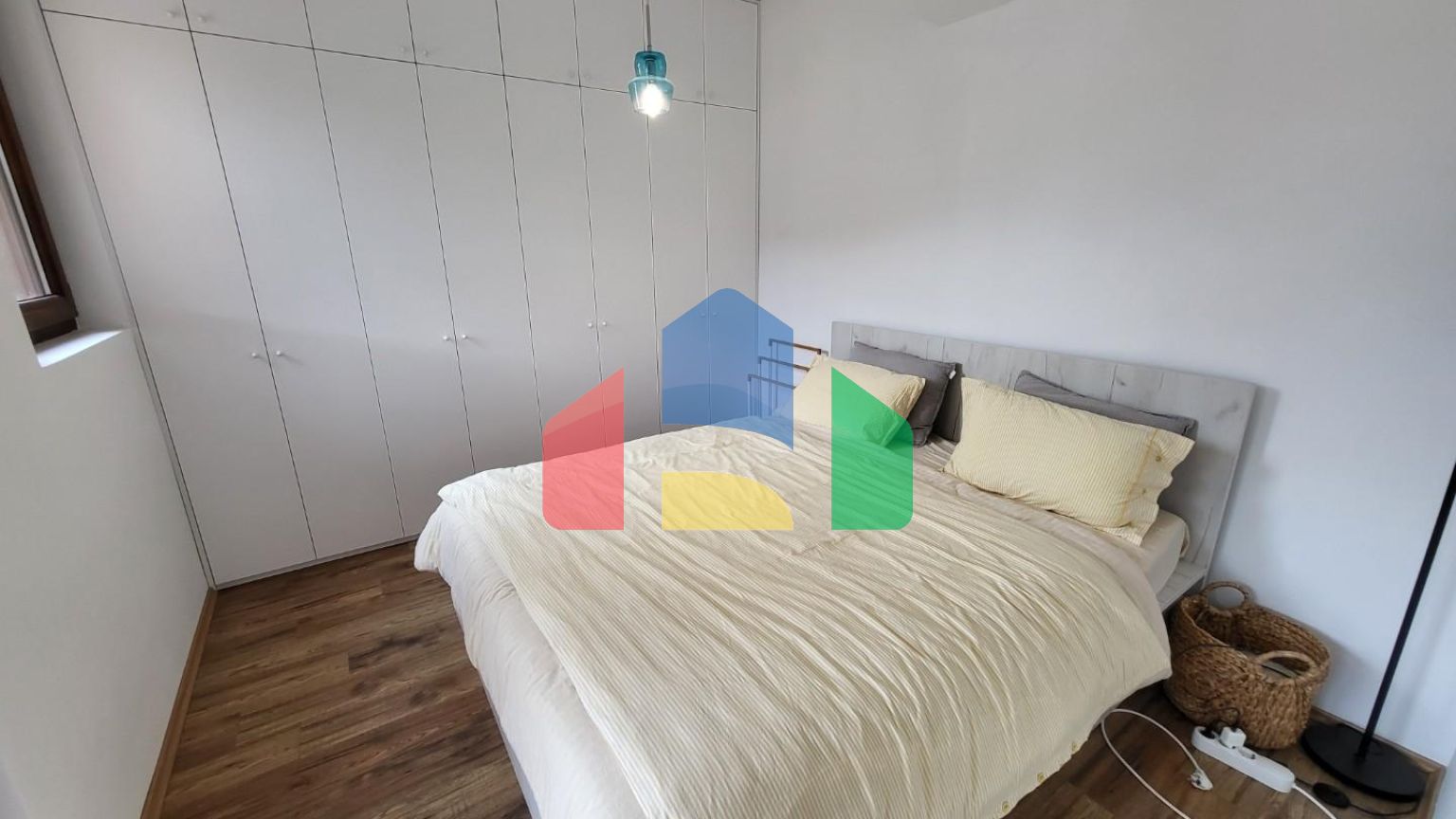 Квартира расположена в Будве, всего в 600 метрах от пляжа.