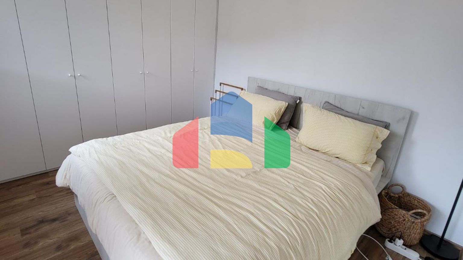 Квартира расположена в Будве, всего в 600 метрах от пляжа.