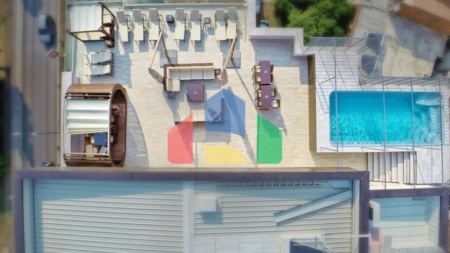 Продаётся эксклюзивный пентхаус с бассейном и панорамным видом на море в Будве!