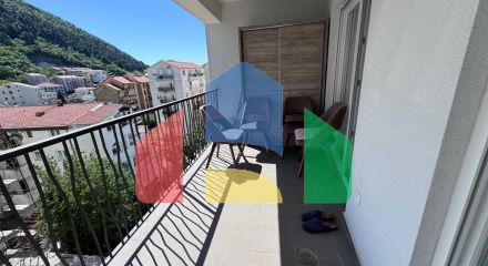 Продаётся уютная квартира с 2 спальнями и видом на горы в Будве