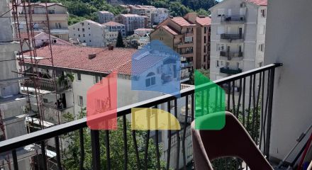 Продаётся уютная квартира с 2 спальнями и видом на горы в Будве