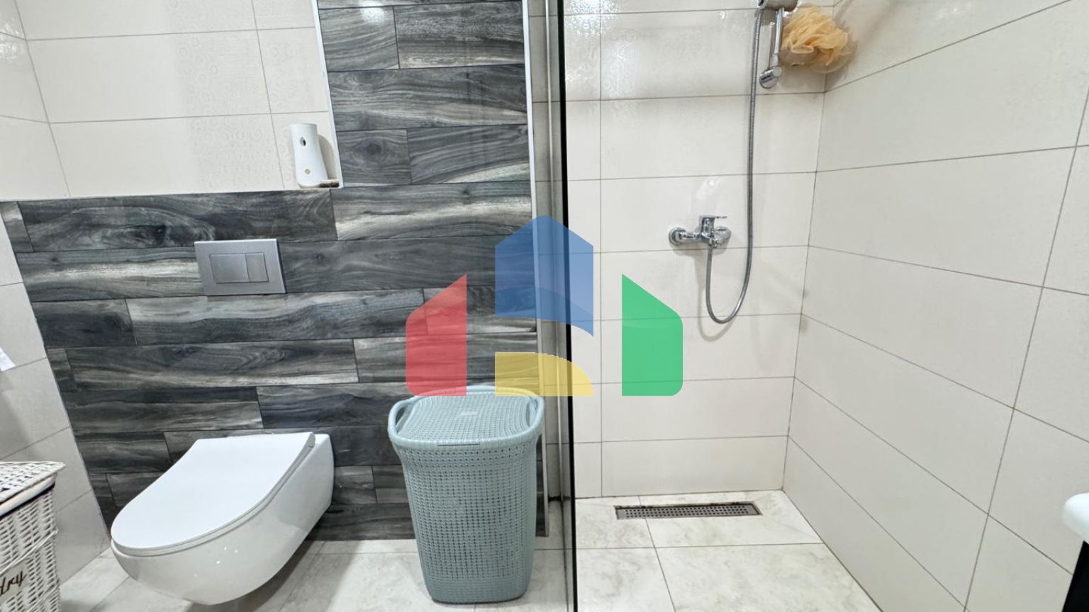 Продаётся уютная квартира с 2 спальнями и видом на горы в Будве