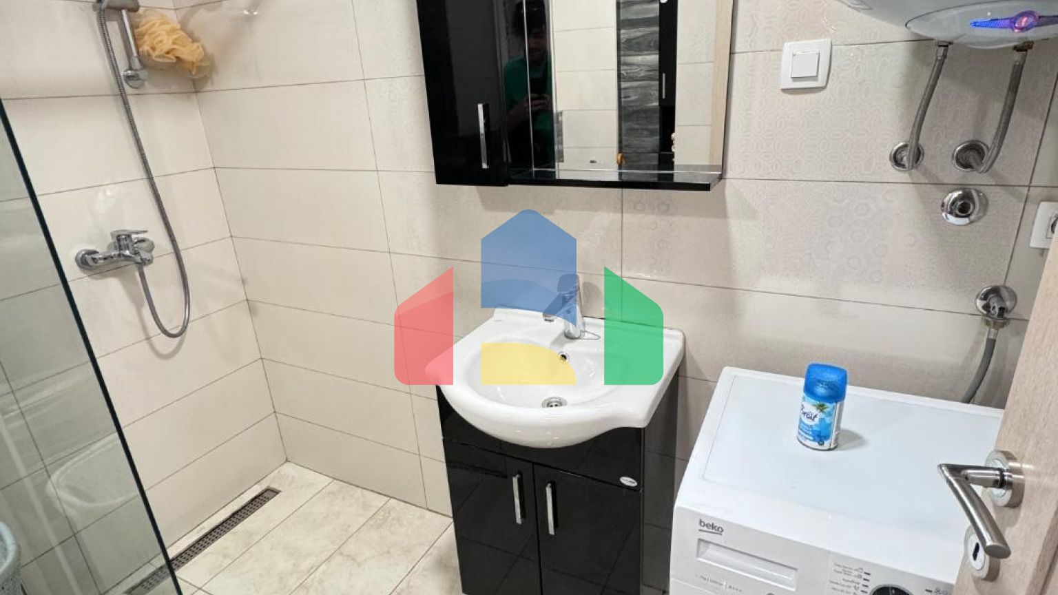 Продаётся уютная квартира с 2 спальнями и видом на горы в Будве