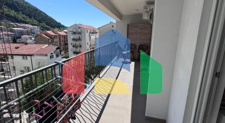 Продаётся уютная квартира с 2 спальнями и видом на горы в Будве