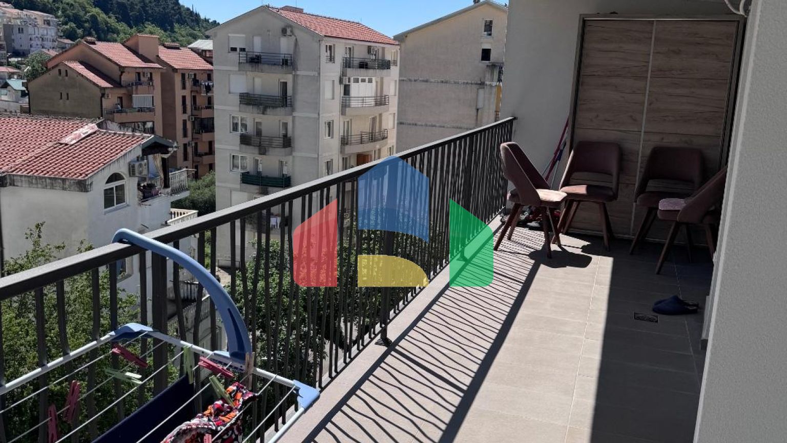 Продаётся уютная квартира с 2 спальнями и видом на горы в Будве