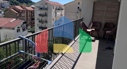 Продаётся уютная квартира с 2 спальнями и видом на горы в Будве