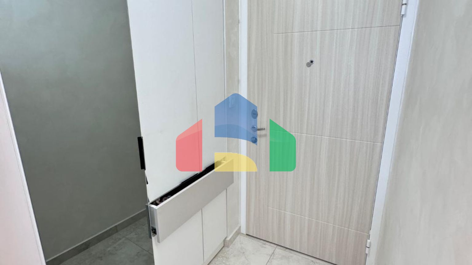 Продаётся уютная квартира с 2 спальнями и видом на горы в Будве