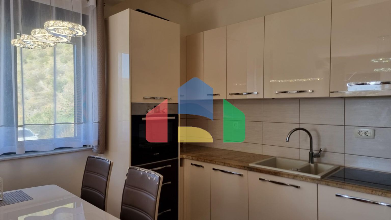 Квартира с просторной террасой и гаражным местом, Бечичи