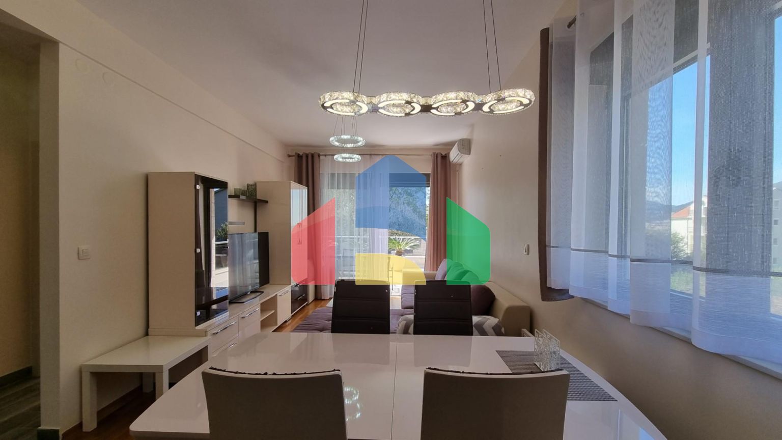 Квартира с просторной террасой и гаражным местом, Бечичи