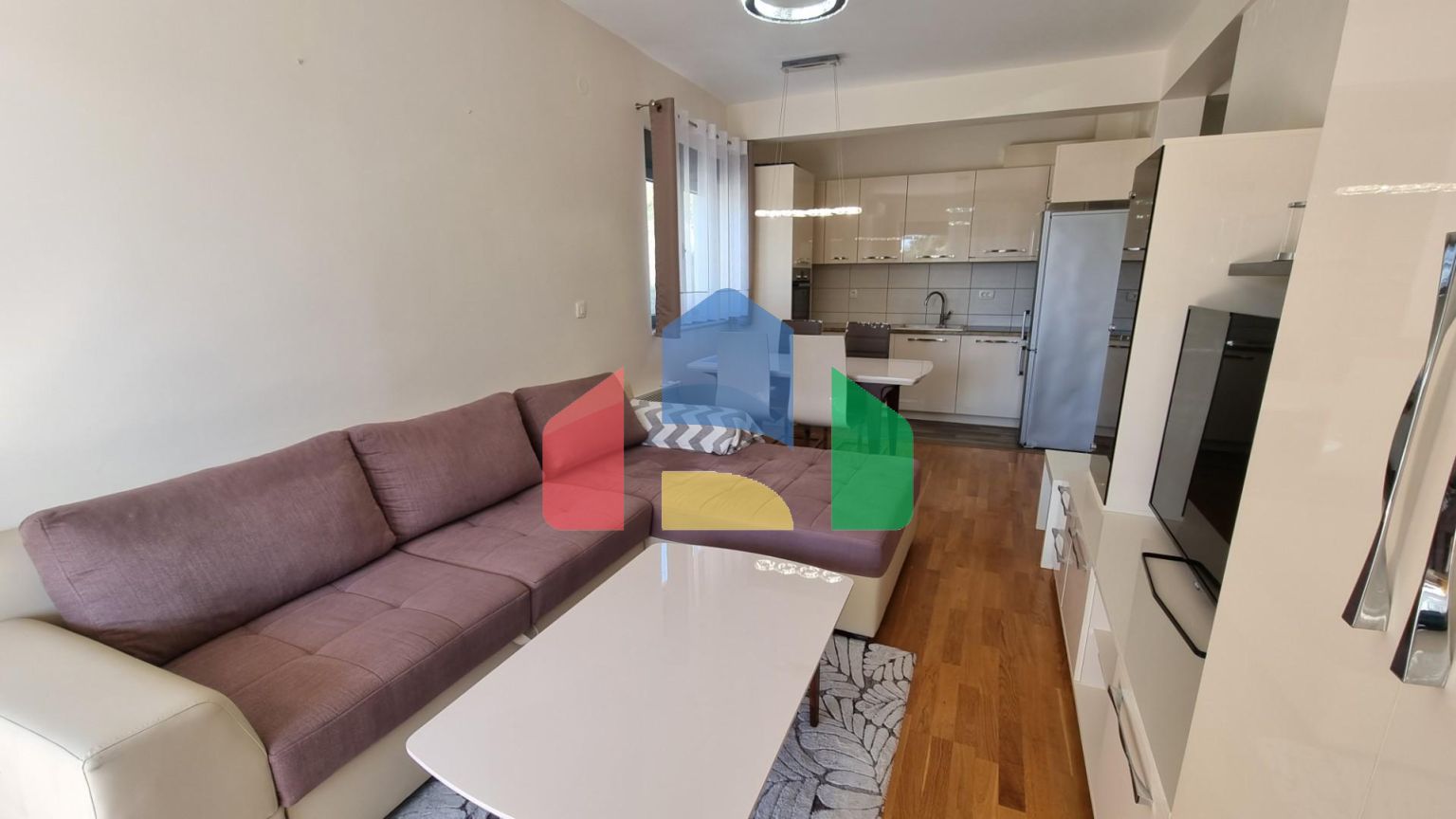 Квартира с просторной террасой и гаражным местом, Бечичи