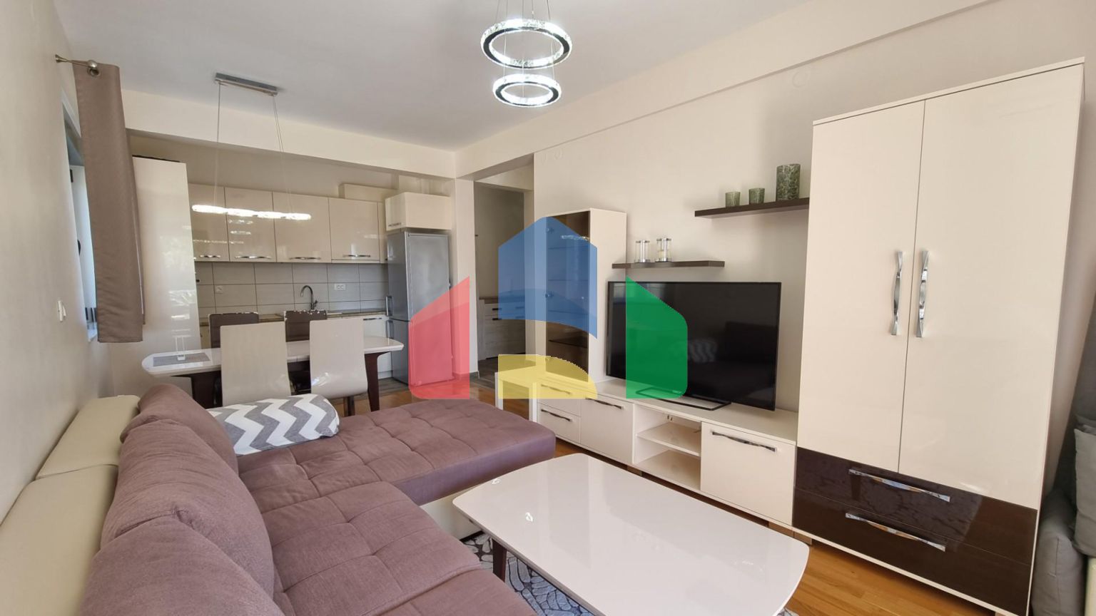 Квартира с просторной террасой и гаражным местом, Бечичи