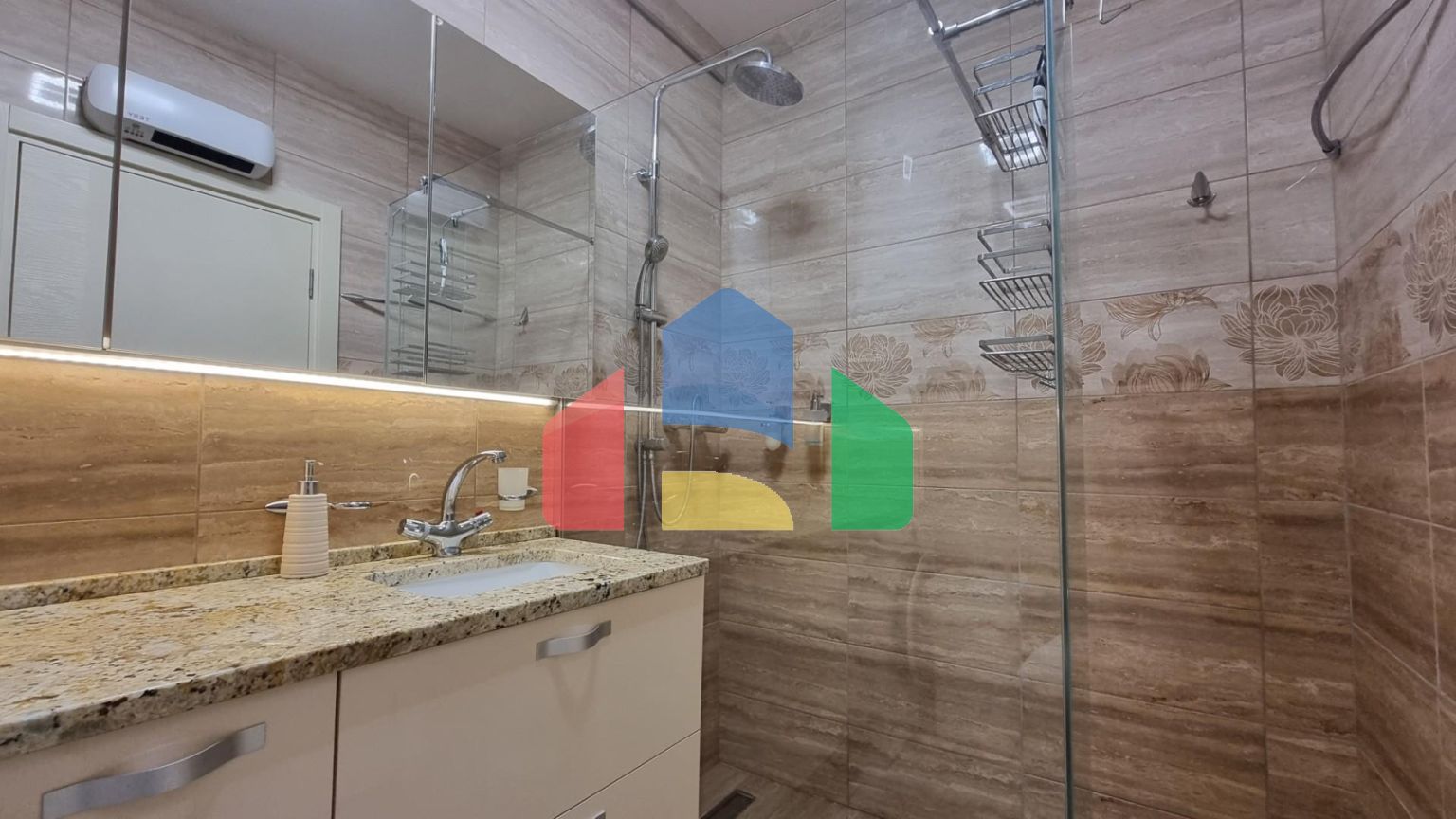 Квартира с просторной террасой и гаражным местом, Бечичи