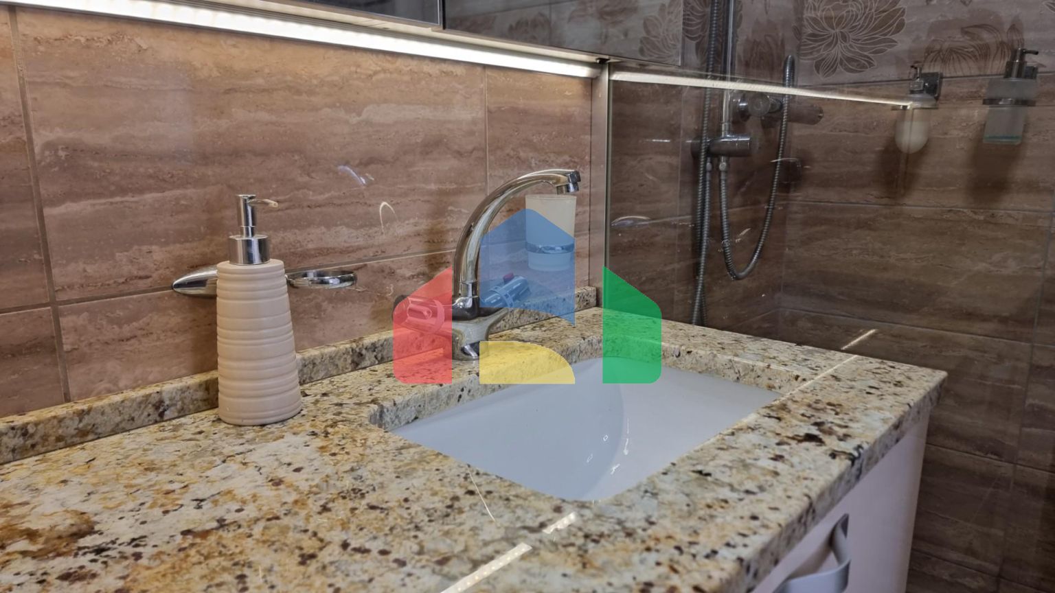 Квартира с просторной террасой и гаражным местом, Бечичи