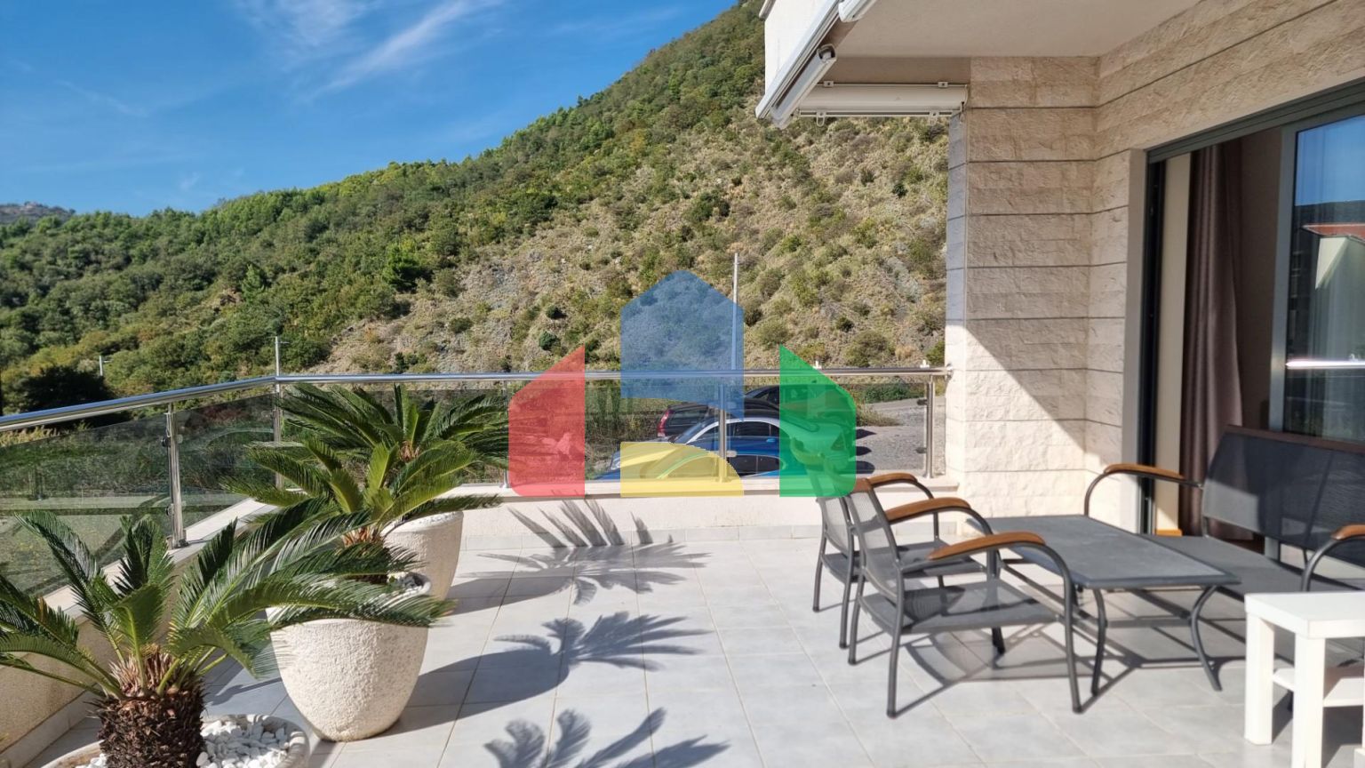 Квартира с просторной террасой и гаражным местом, Бечичи