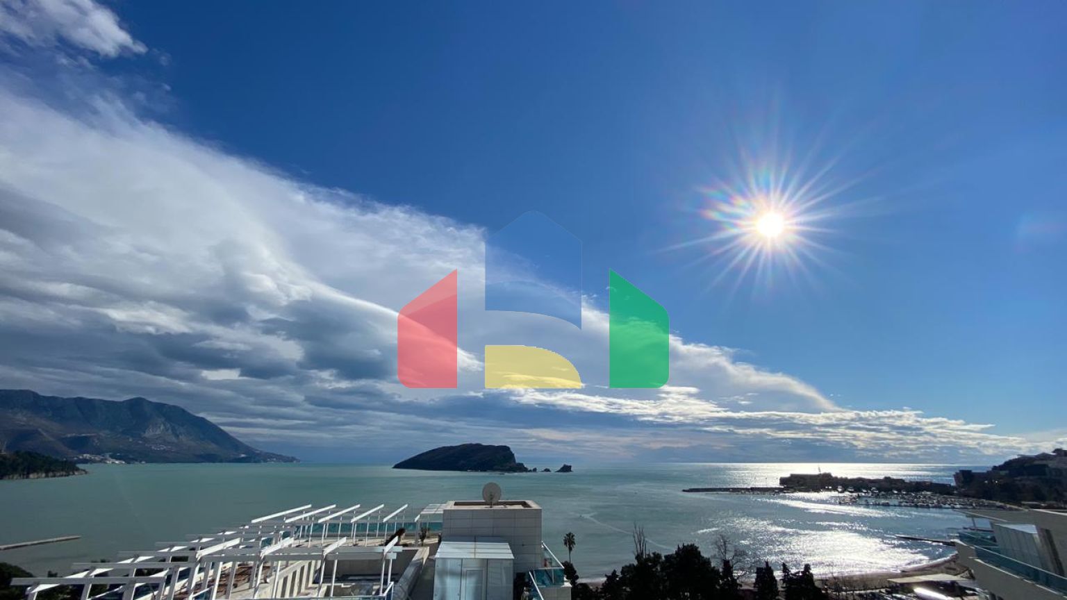 Эксклюзивная трехкомнатная квартира в здании Тре Канне