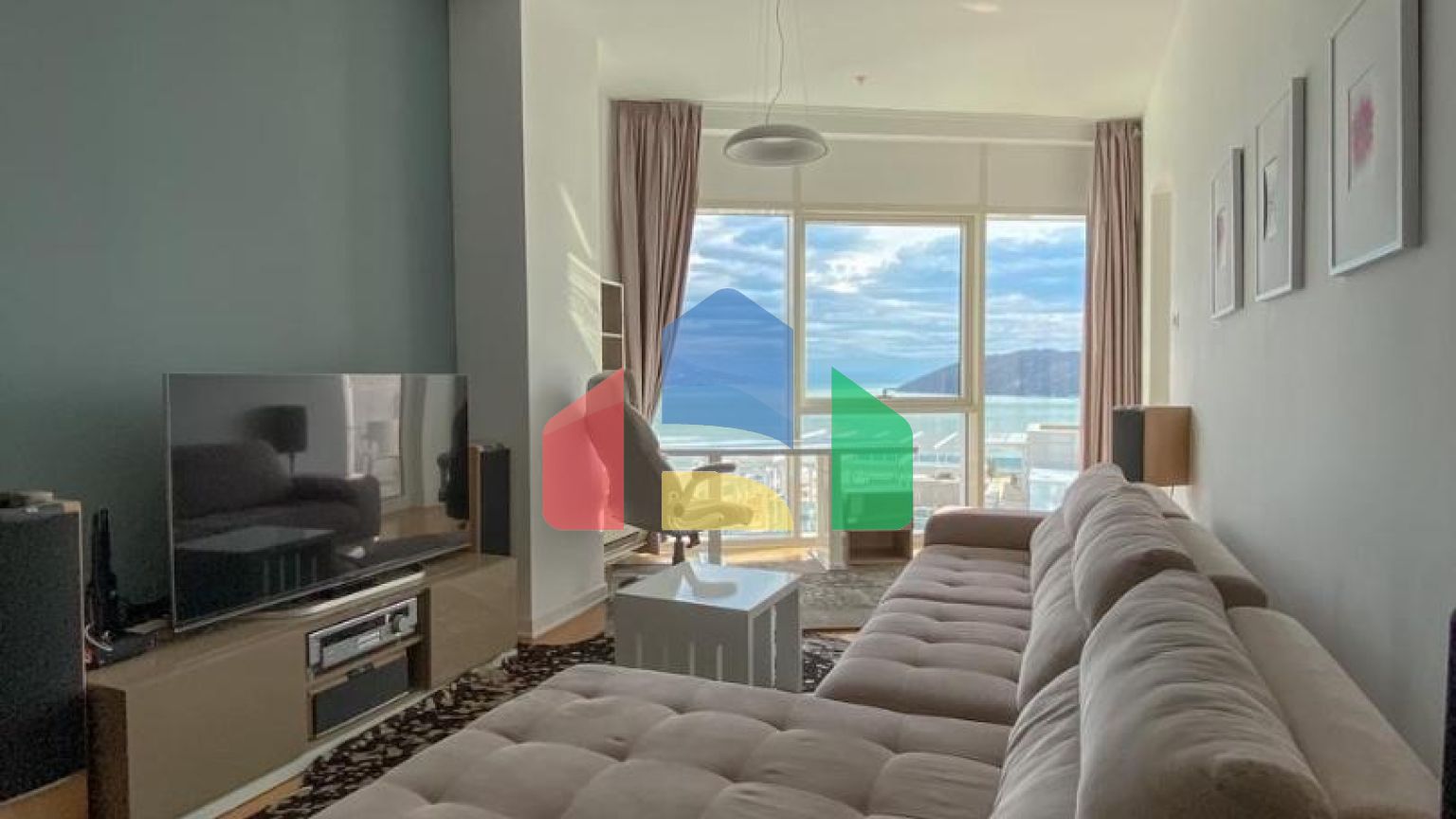 Эксклюзивная трехкомнатная квартира в здании Тре Канне