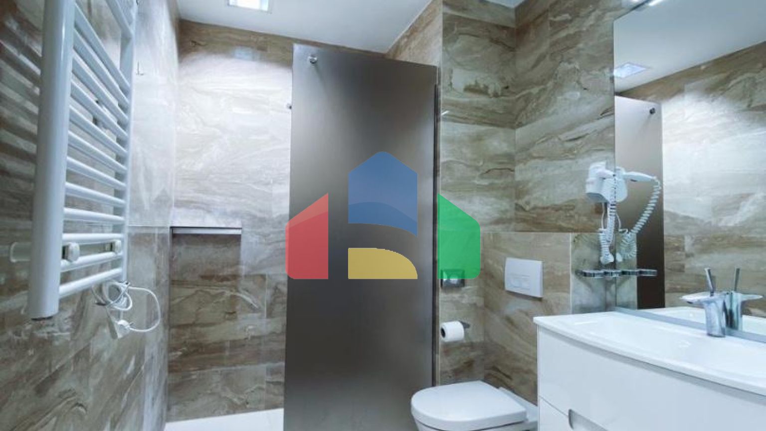 Эксклюзивная трехкомнатная квартира в здании Тре Канне