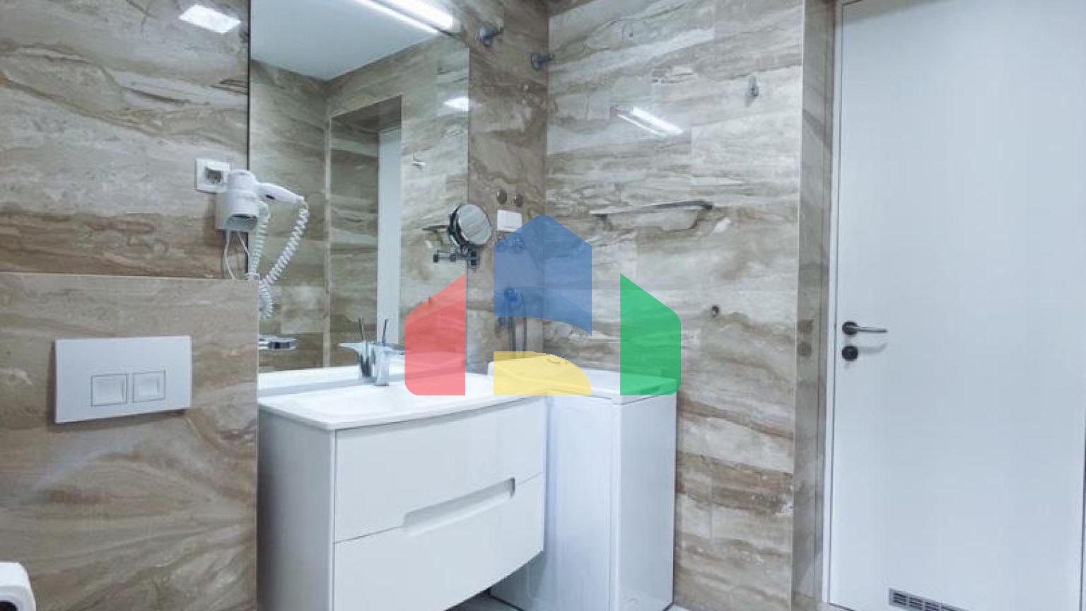 Эксклюзивная трехкомнатная квартира в здании Тре Канне