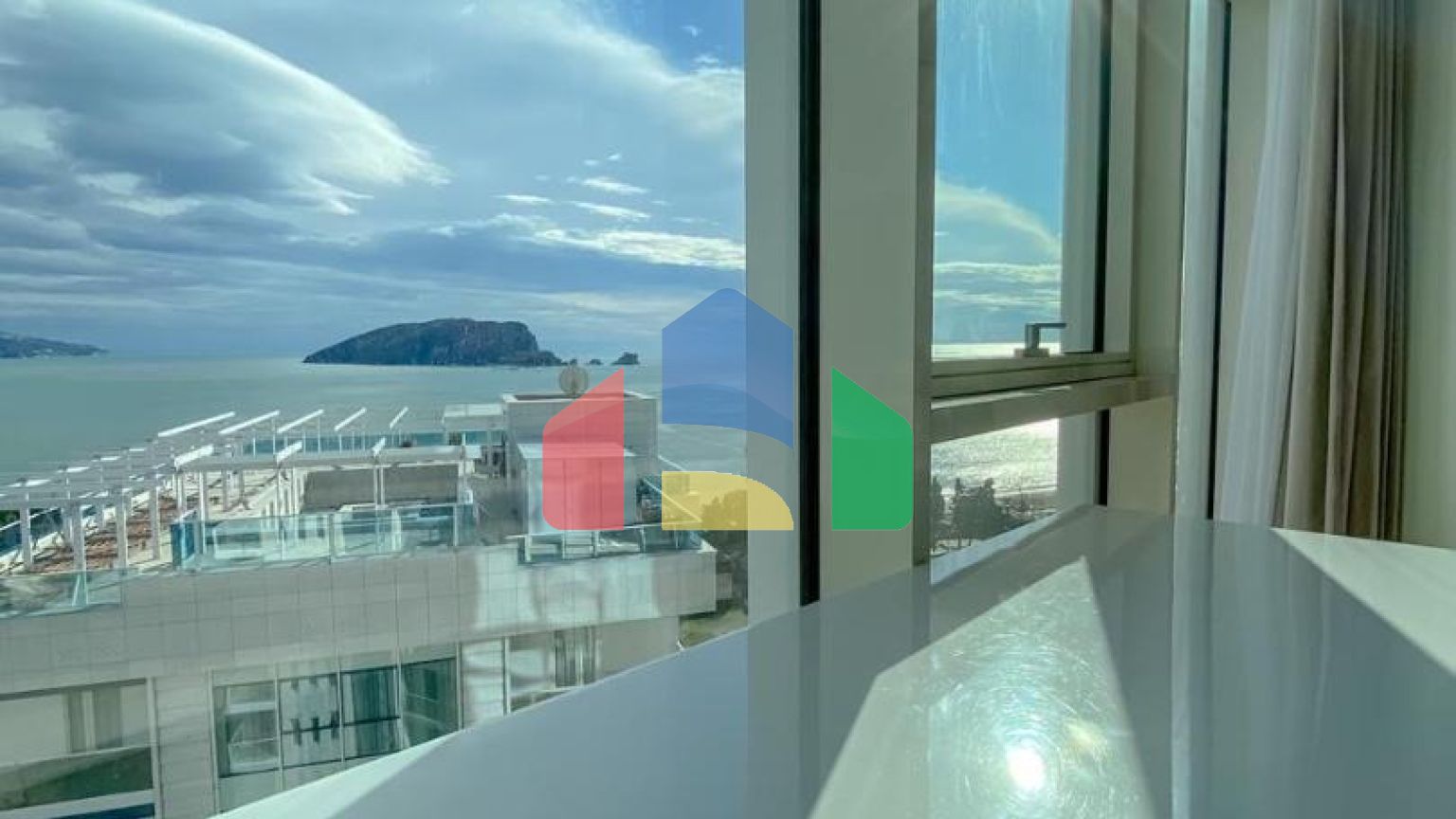 Эксклюзивная трехкомнатная квартира в здании Тре Канне