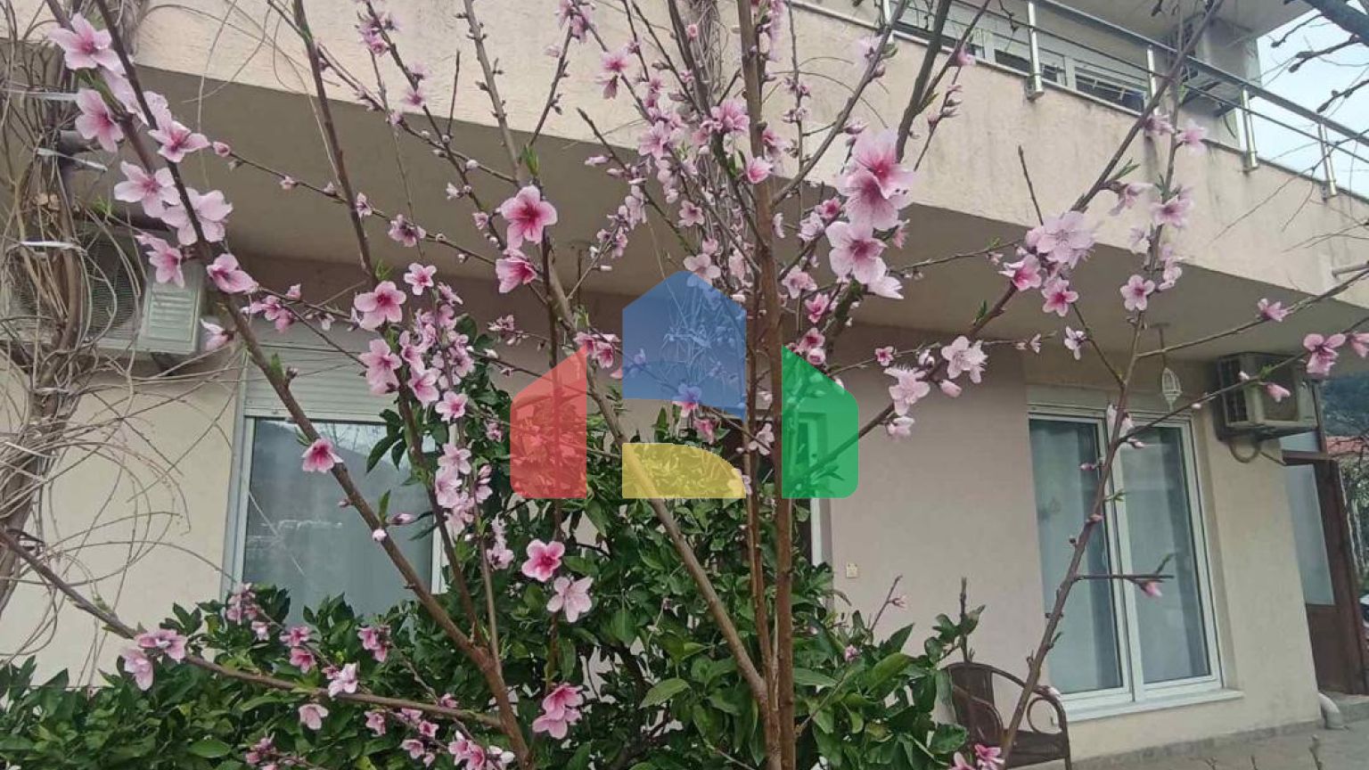 Продажа 4-х этажного дома со студиями в Будве