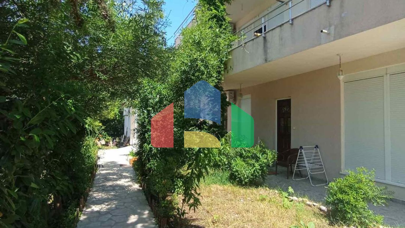 Продажа 4-х этажного дома со студиями в Будве