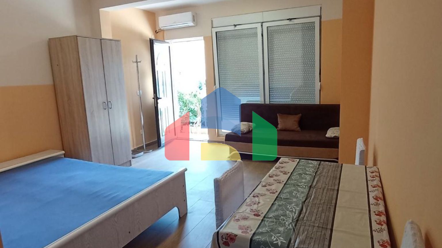 Продажа 4-х этажного дома со студиями в Будве