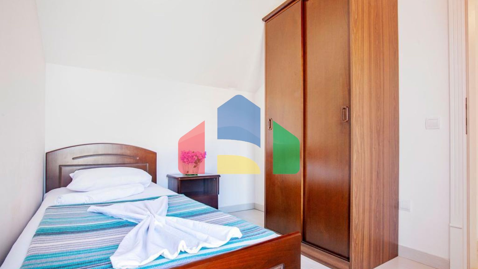 Эксклюзивная большая вилла в Будве возле моря, вид на море.