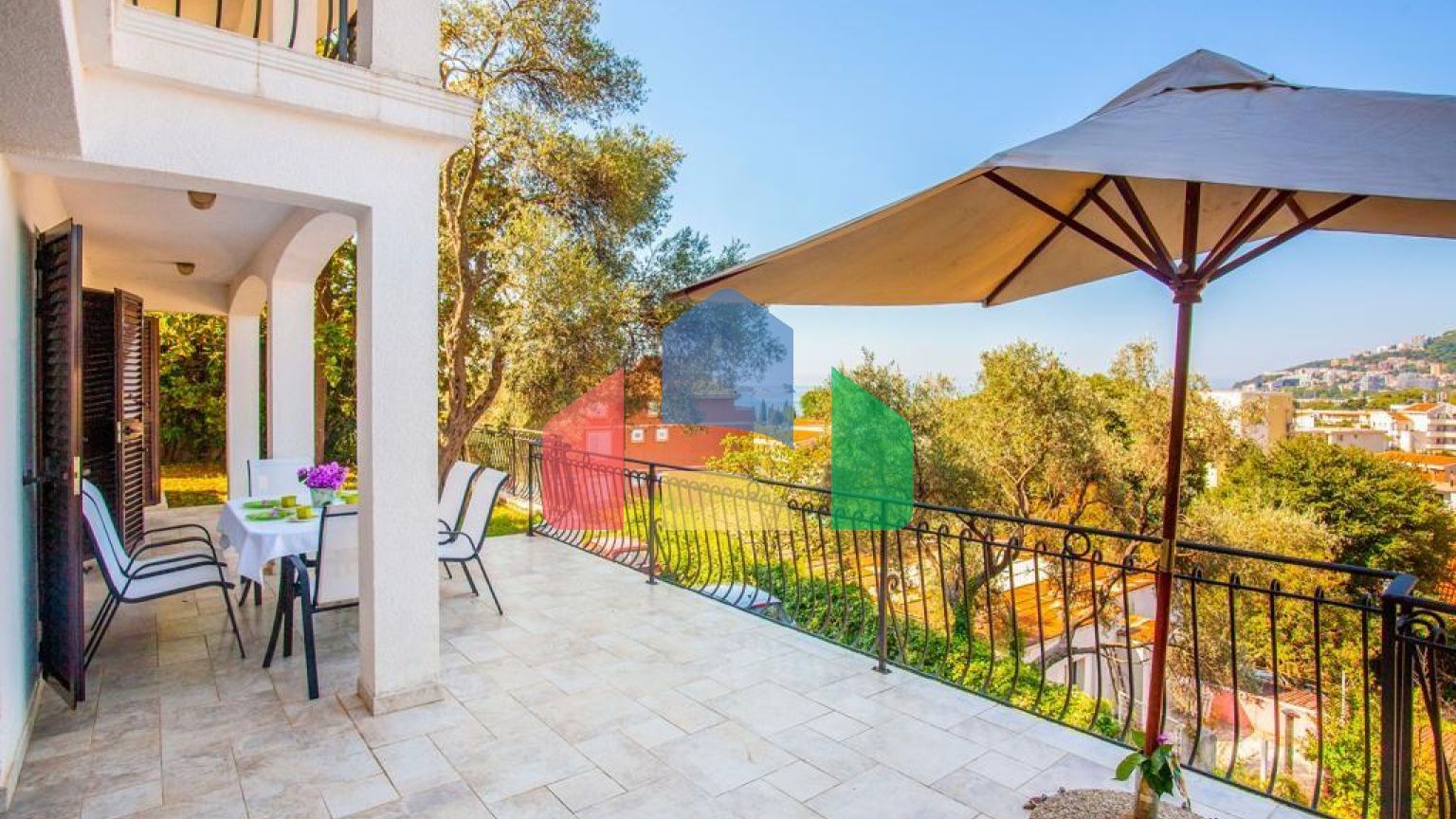 Эксклюзивная большая вилла в Будве возле моря, вид на море.