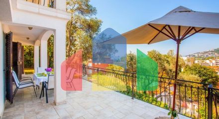 Эксклюзивная большая вилла в Будве возле моря, вид на море.