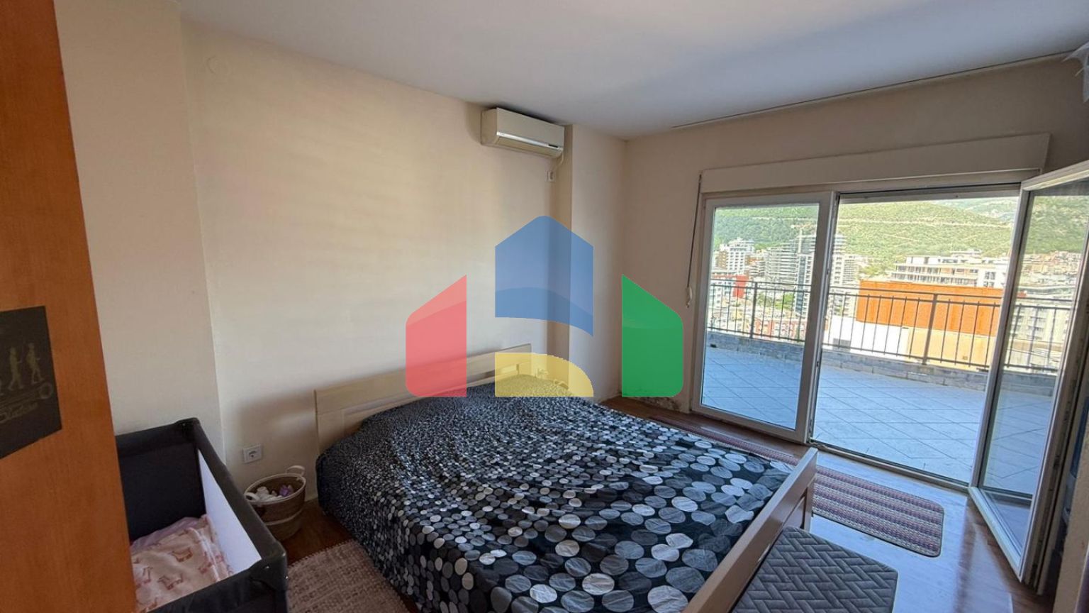 Просторная квартира с 2 спальнями и видом на море в Будве (Бабин До)