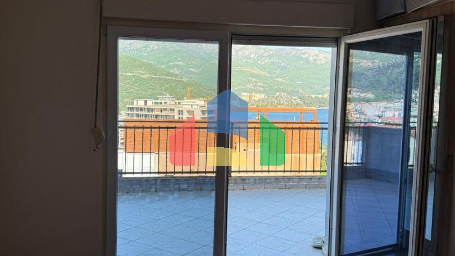 Просторная квартира с 2 спальнями и видом на море в Будве (Бабин До)