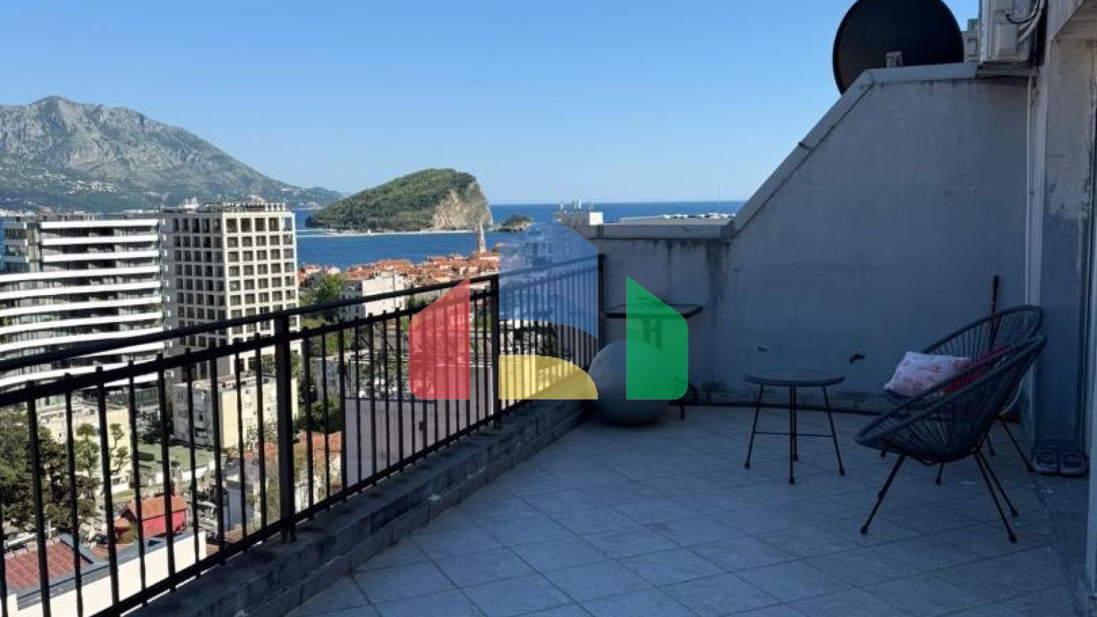 Просторная квартира с 2 спальнями и видом на море в Будве (Бабин До)