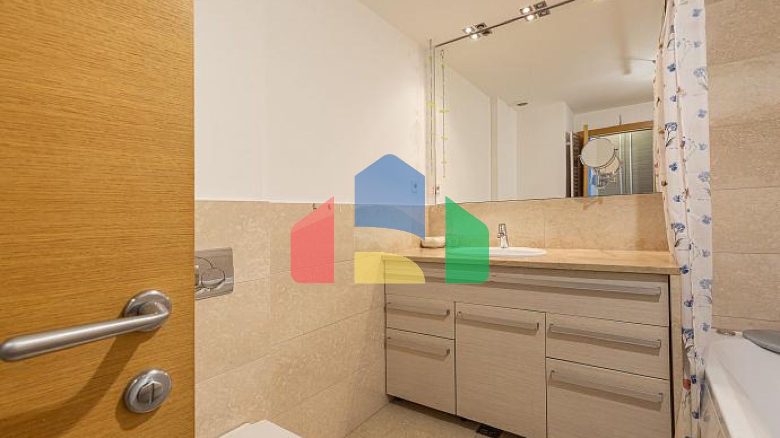 Современная, комфортабельная и полностью оборудованная квартира рядом с пляжем