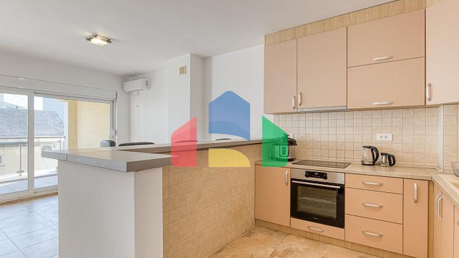 ПРОСТОРНАЯ, ПОЛНОСТЬЮ МЕБЛИРОВАННАЯ КВАРТИРА В БУДВЕ С ГАРАЖОМ И ЗАРЯДКОЙ TESLA