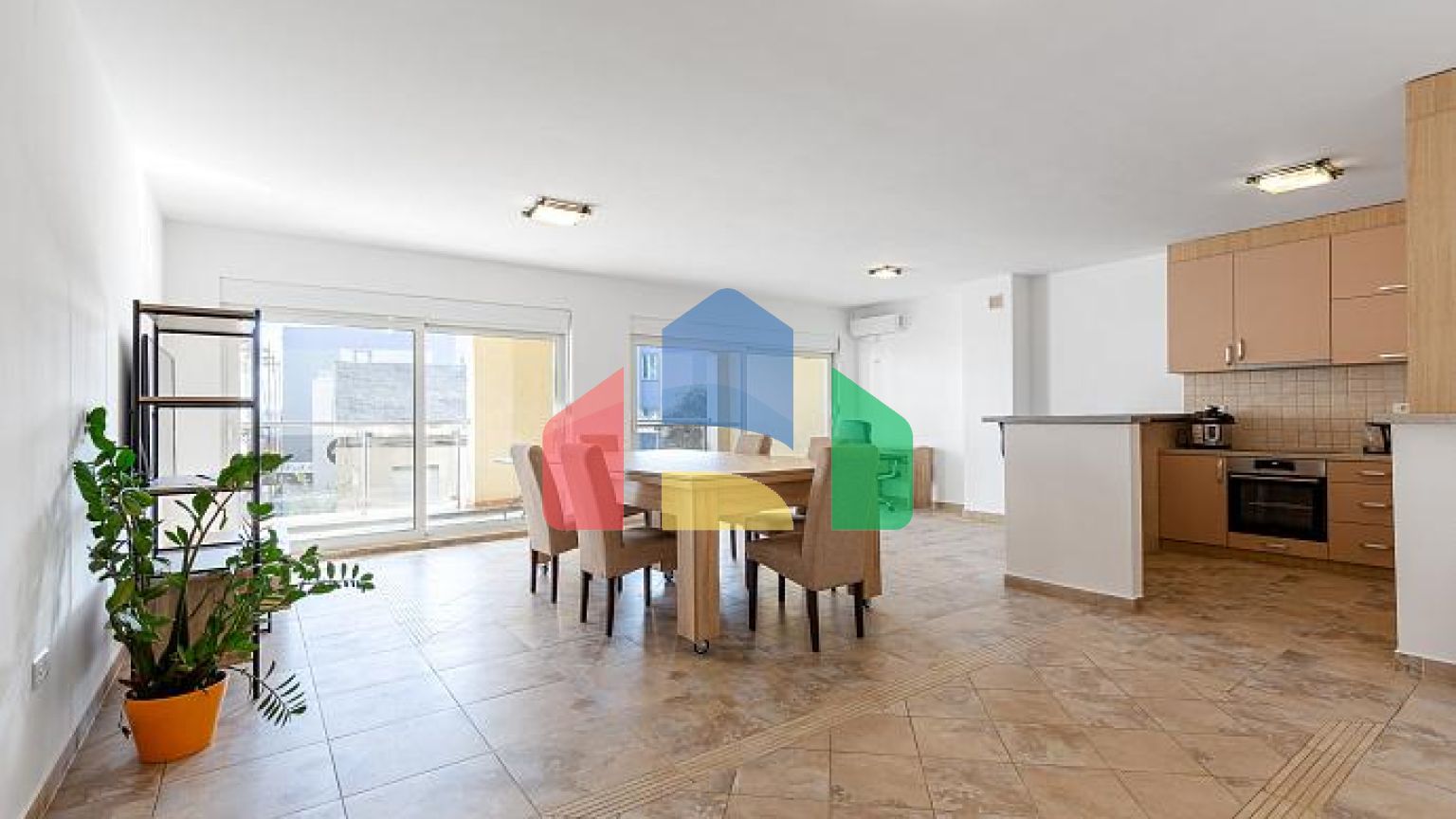 ПРОСТОРНАЯ, ПОЛНОСТЬЮ МЕБЛИРОВАННАЯ КВАРТИРА В БУДВЕ С ГАРАЖОМ И ЗАРЯДКОЙ TESLA