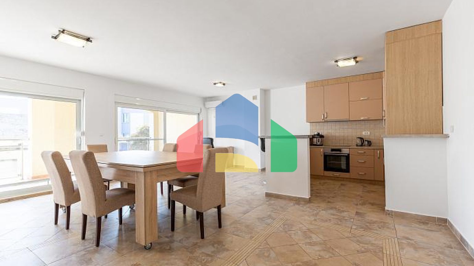 ПРОСТОРНАЯ, ПОЛНОСТЬЮ МЕБЛИРОВАННАЯ КВАРТИРА В БУДВЕ С ГАРАЖОМ И ЗАРЯДКОЙ TESLA